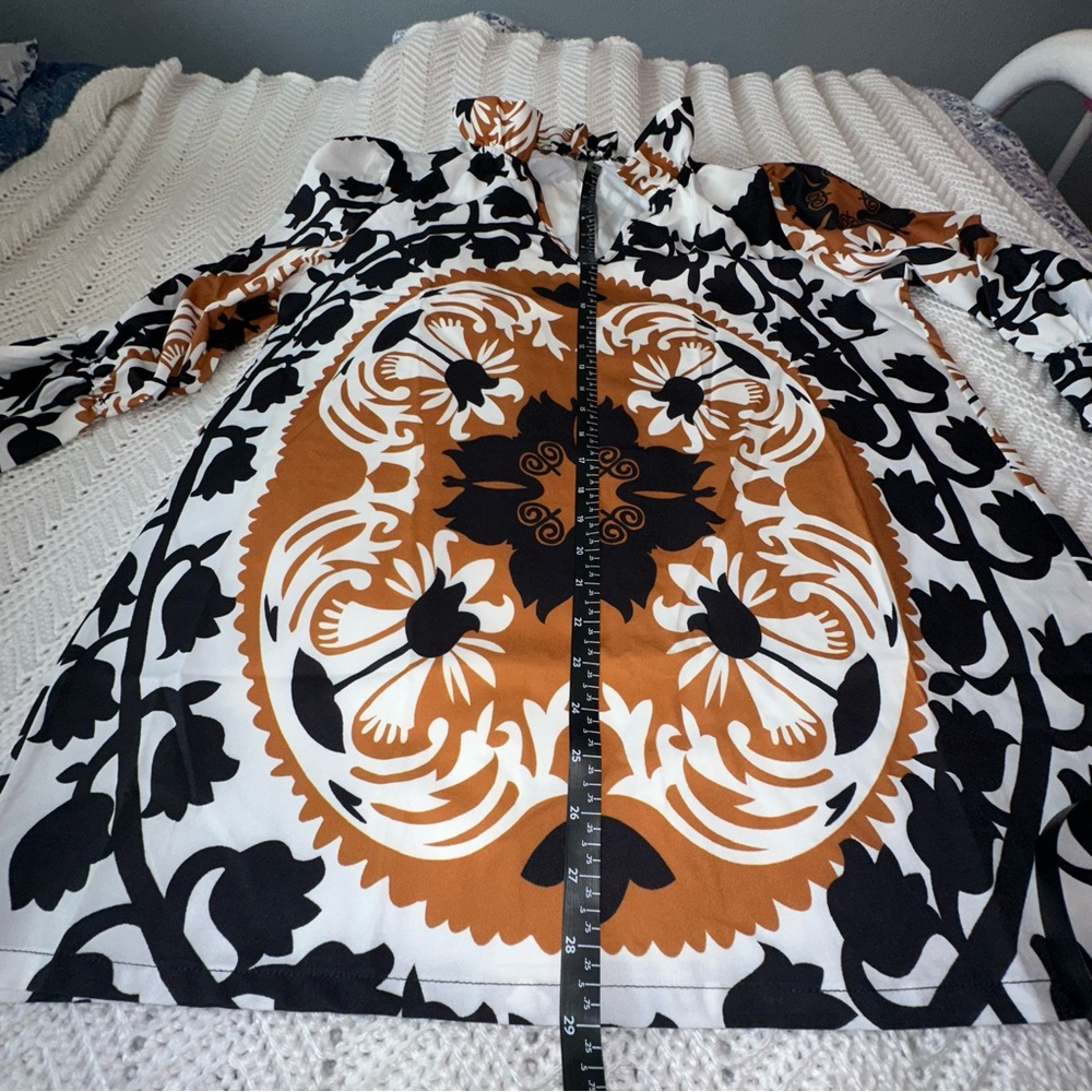 White and Gray Graphic 3/4 Sleeve Blouse large - Picture 6 of 6